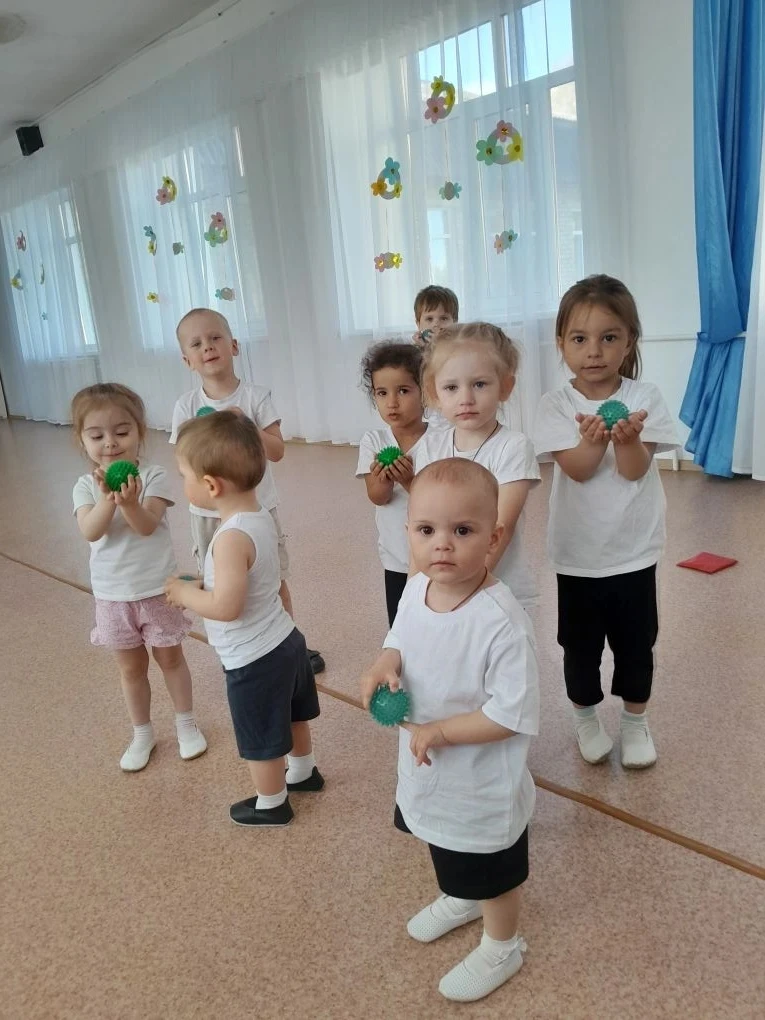 ✨На занятиях по физической культуре в группе «Радуга» дети активно используют круглые мячики с шипам
