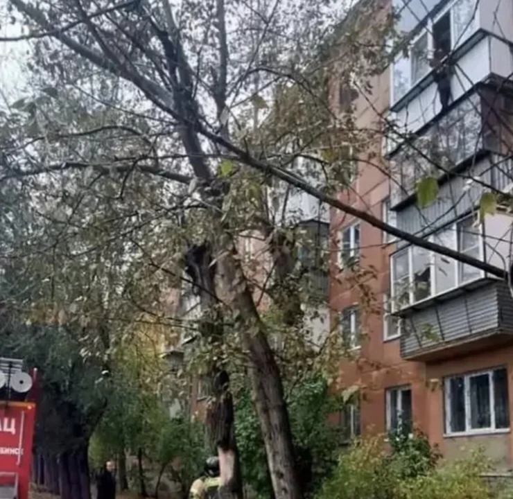 🧗 Мальчик пытался выбраться из запертой квартиры через балкон