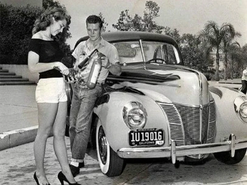 Ford 1940 года с диким пламенем. На авто Калифорнийские номера 1953 года, значит машине...