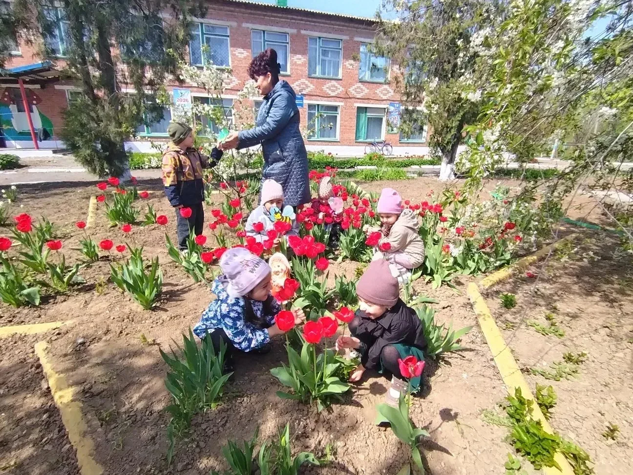 Прогулка превратилась в увлекательное путешествие по экологической тропе! 🌿 Дети средн...