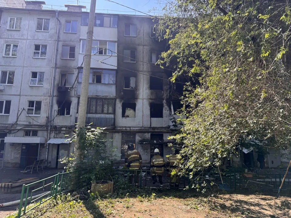 ❤️‍🩹 Спасатели продолжали тушить пожар на 22 Партсъезда, даже когда самим становилось плохо 

Страш