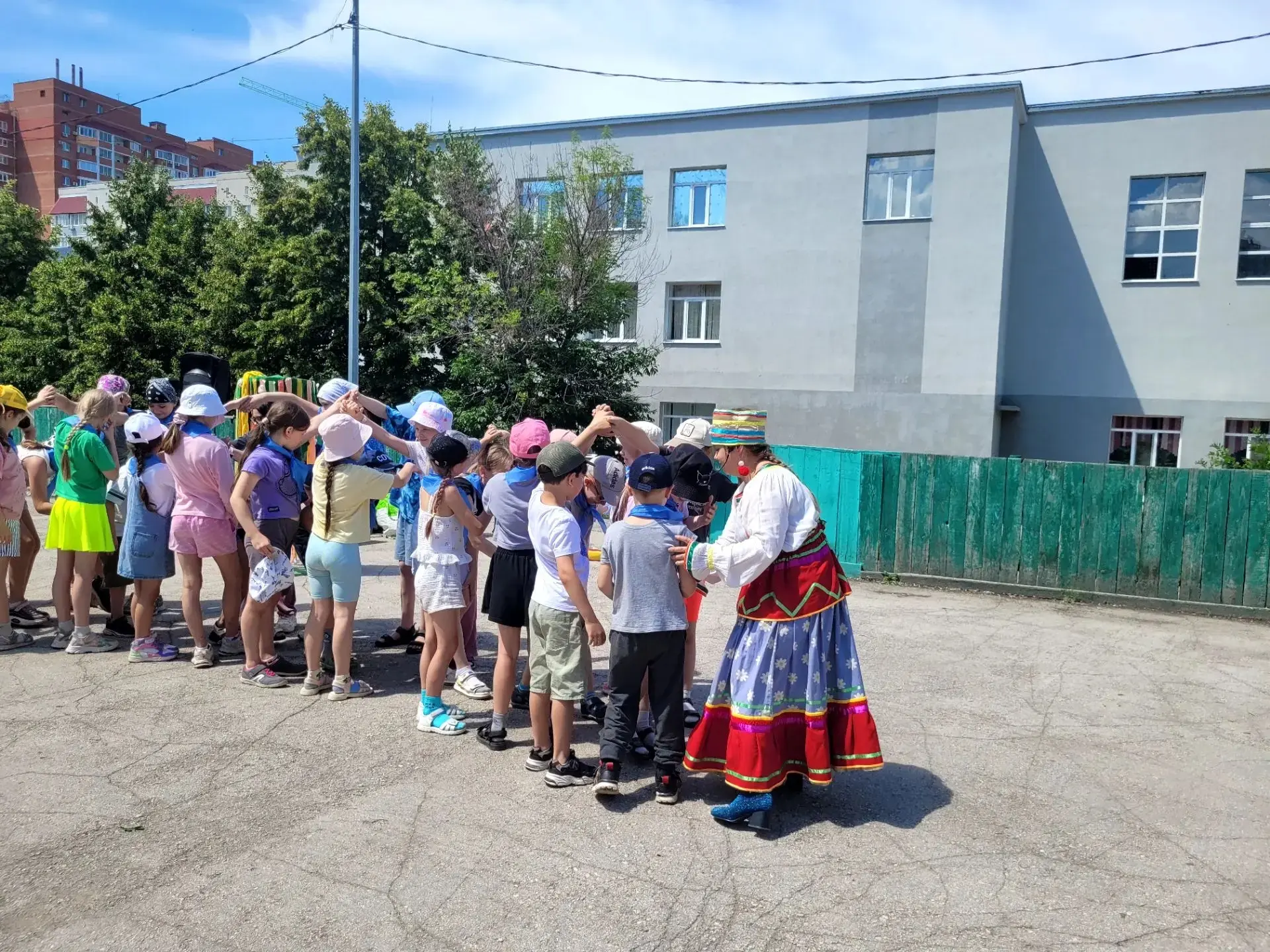 16 июня в нашем школьном лагере прошёл замечательный праздник «Русская берёзка». Ребята...