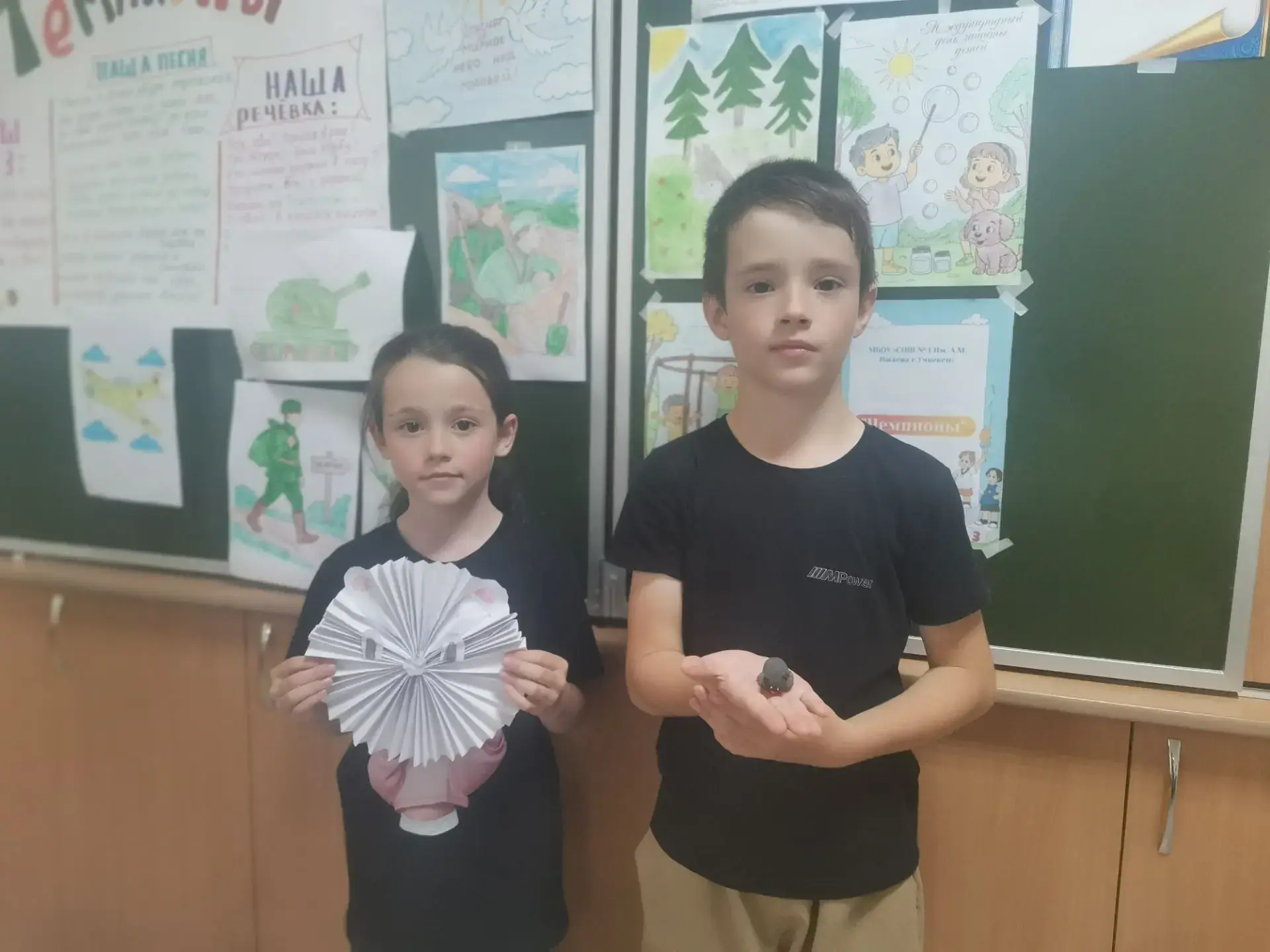 Друзья, смотрите, какие чудеса рукодельные появились в нашем пришкольном лагере! ☀️