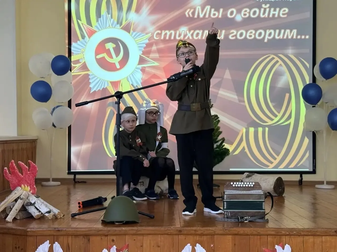 📚«Пока мы помним — подвиги живы…»  🪖6 мая во 2 корпусе прошёл конкурс чтецов «В стихах поэтов память