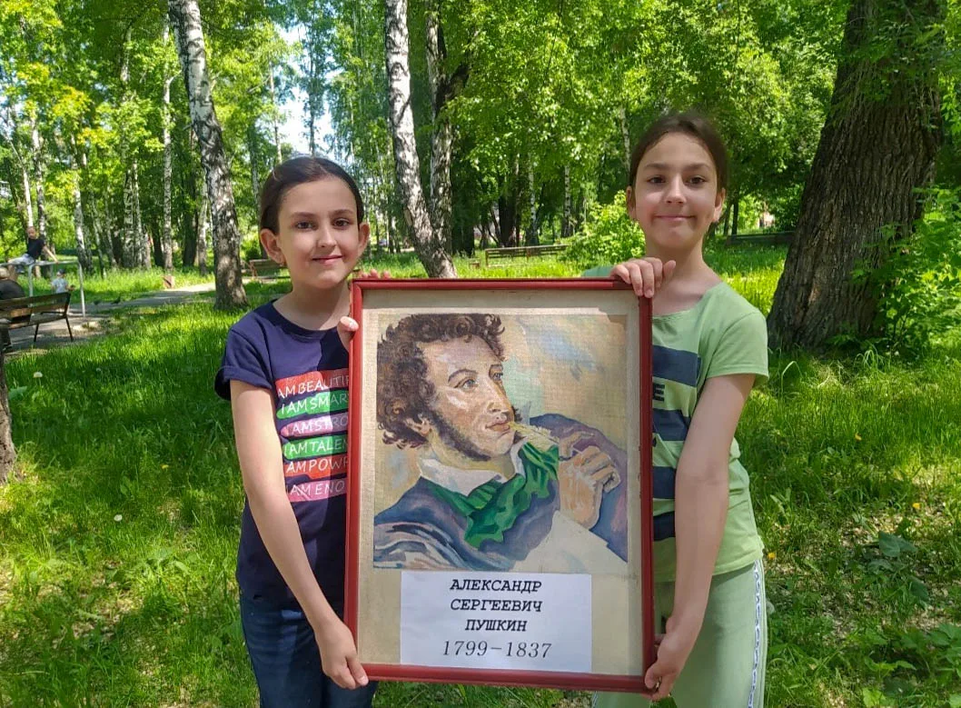 📍 К Пушкинскому дню подростковый клуб «Ровесник» и библиотека «Запсибовская» подготовили для воспит