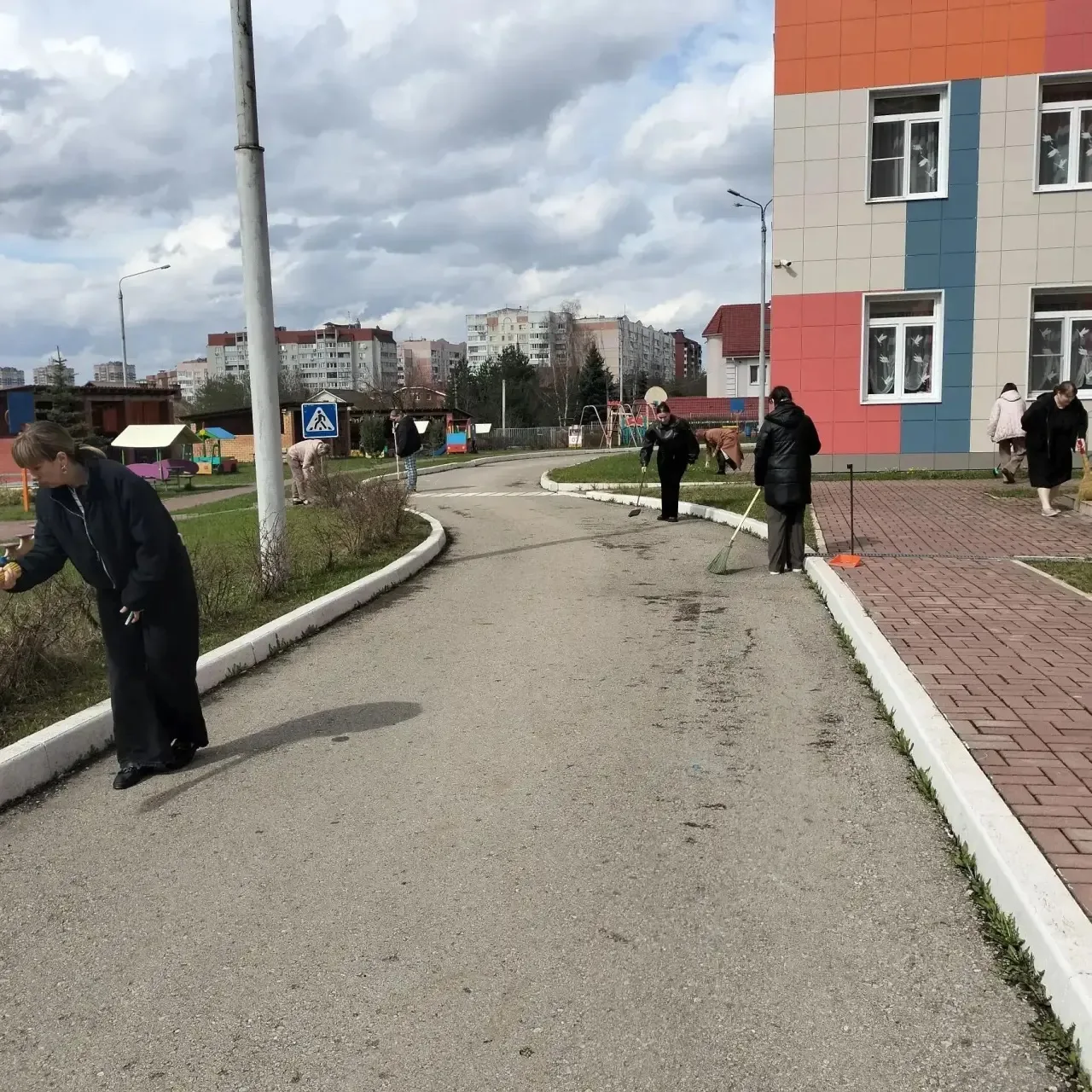 Сегодня сотрудники МБОУ ЦО №58 «Поколение будущего» приняли участие во Всероссийском субботнике.   В