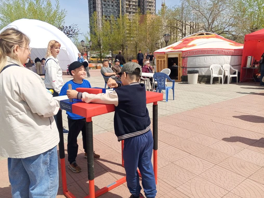 🎈Забраться на деревянный столб, побегать в мешках или попасть мягкой подушкой в цель. ‎ ‎Всё это мож