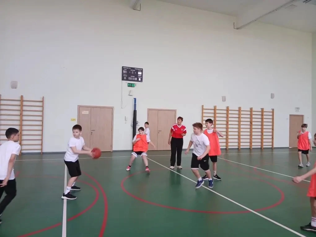 🏀 «Ура, каникулы!»: В нашей школе прошел турнир по баскетболу среди 4-х и 5-х классов!  Каникулы- эт