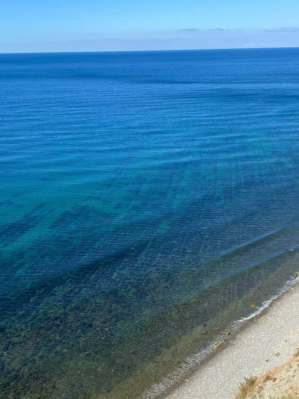 В Анапе сегодня штиль. Море гладкое, будто кто-то выключил волны. Вода прозрачная, можн...