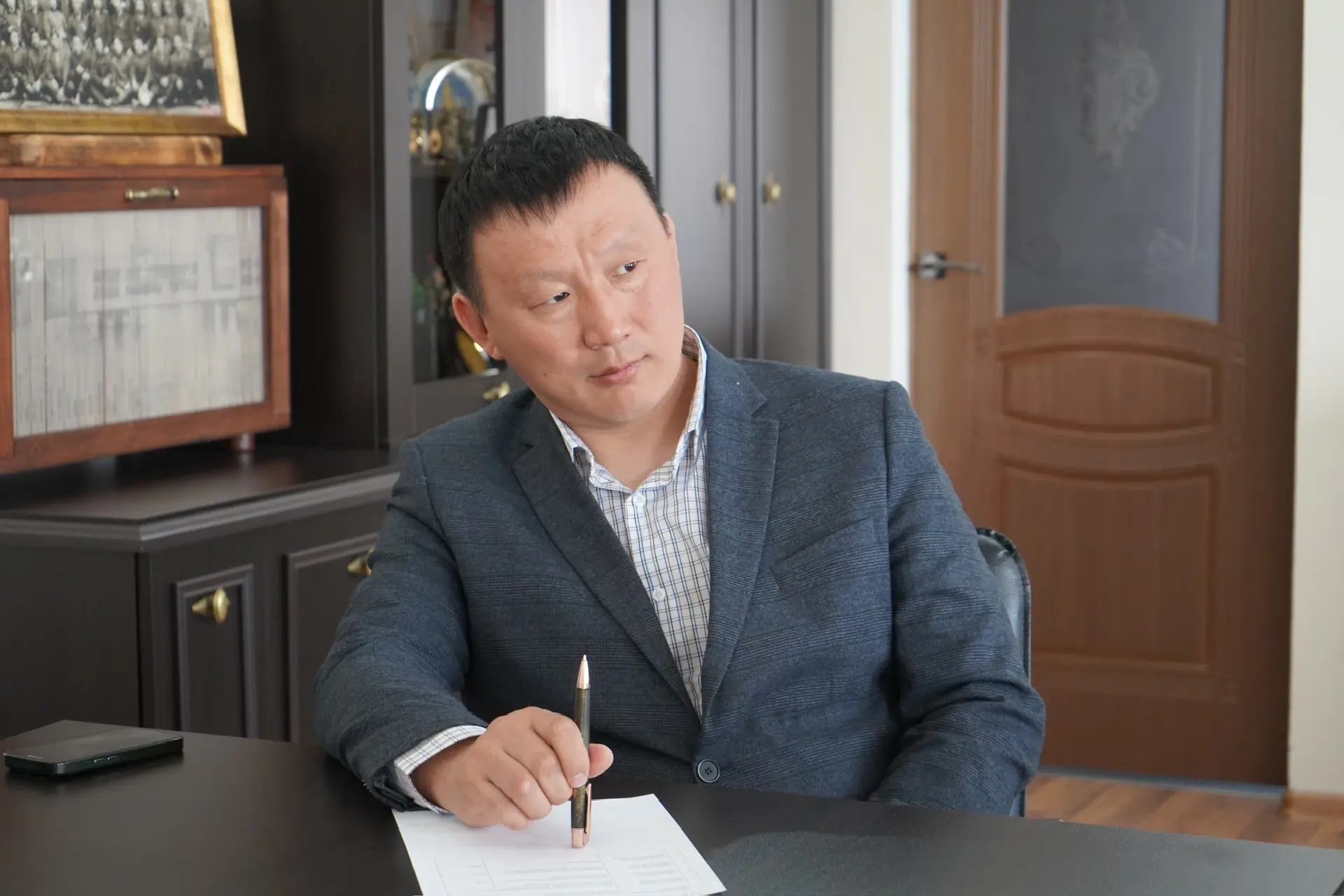 БАҺЫЛЫГЫ КЫТТА ТУС КӨРСҮҺҮҮ  Бүгүн, муус устар 29 күнүгэр, улуус баһылыга Дмитрий Тихонов дьонун-сэр