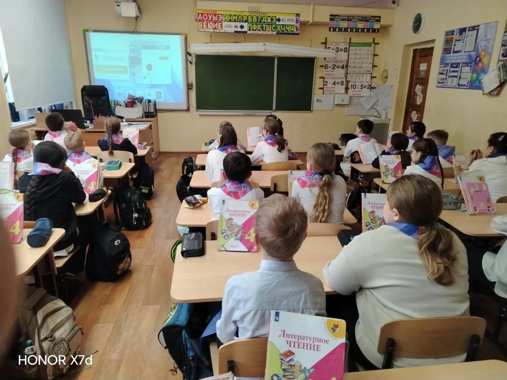 Утро понедельника традиционно началось с поднятия флагов. У всех прошли "Разговоры о важном". Тема: 