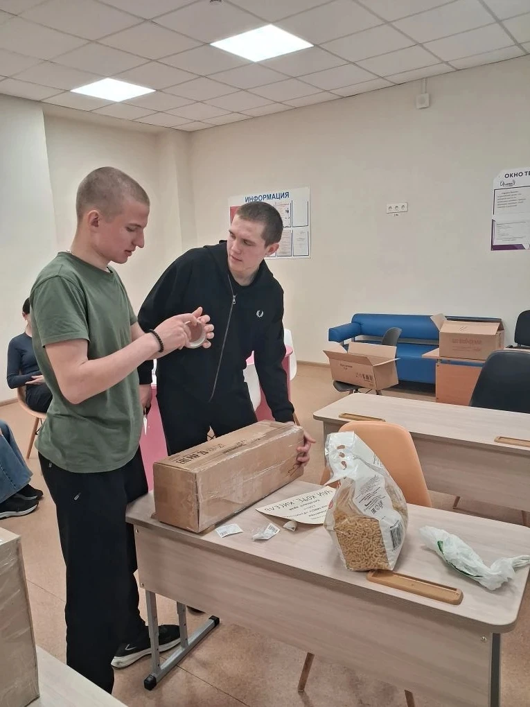 Учащиеся Ракитовской школы приняли участие в акции "Посылка солдату". Дети и родители с...