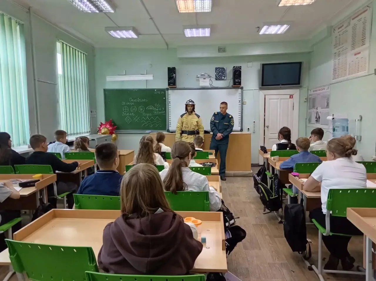 Когда теория встречается с настоящими героями: визит пожарных в школу №66
