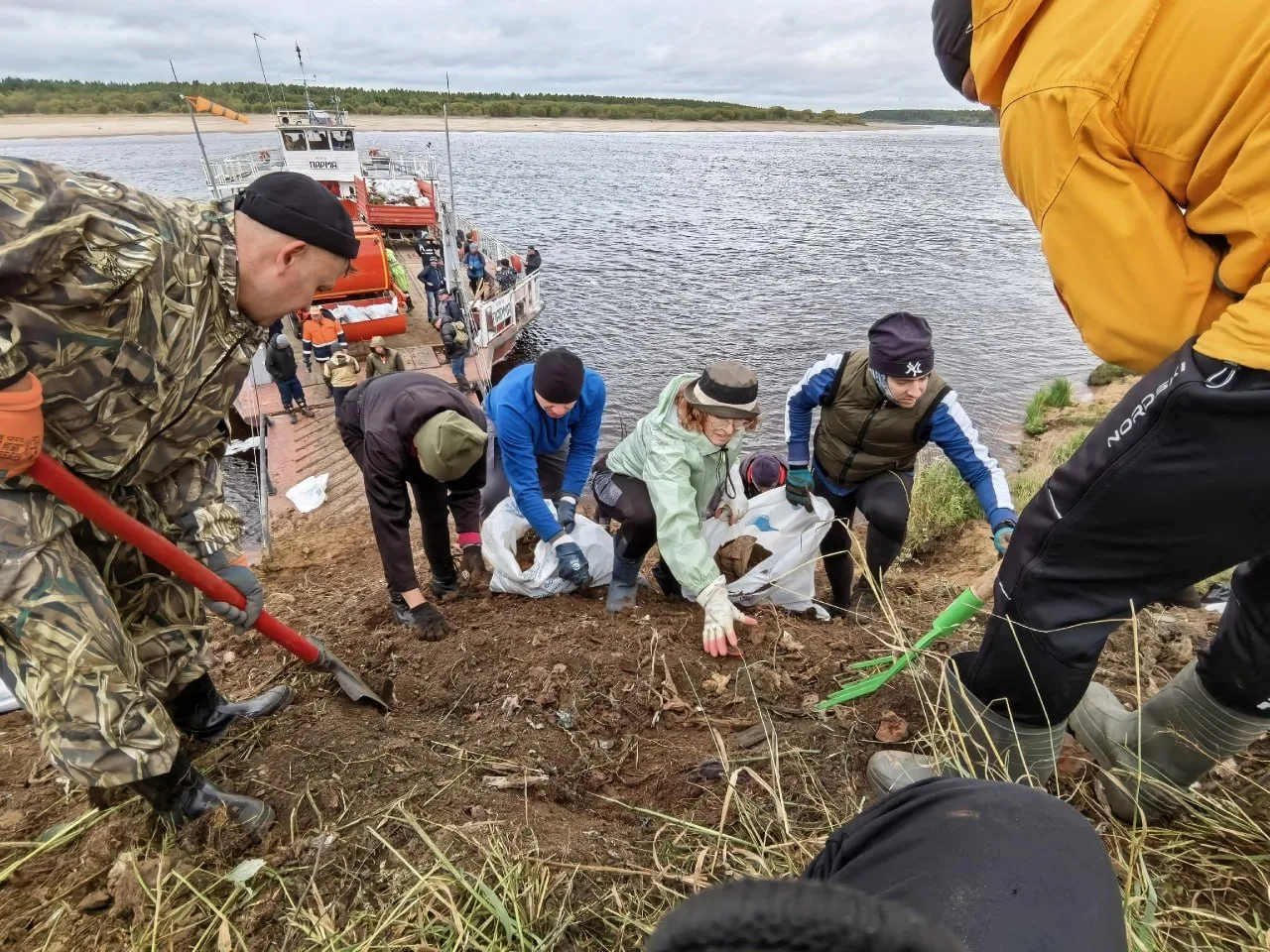Два самосвала мешков с мусором вывезли сегодня со свалки в Сидорполой.
