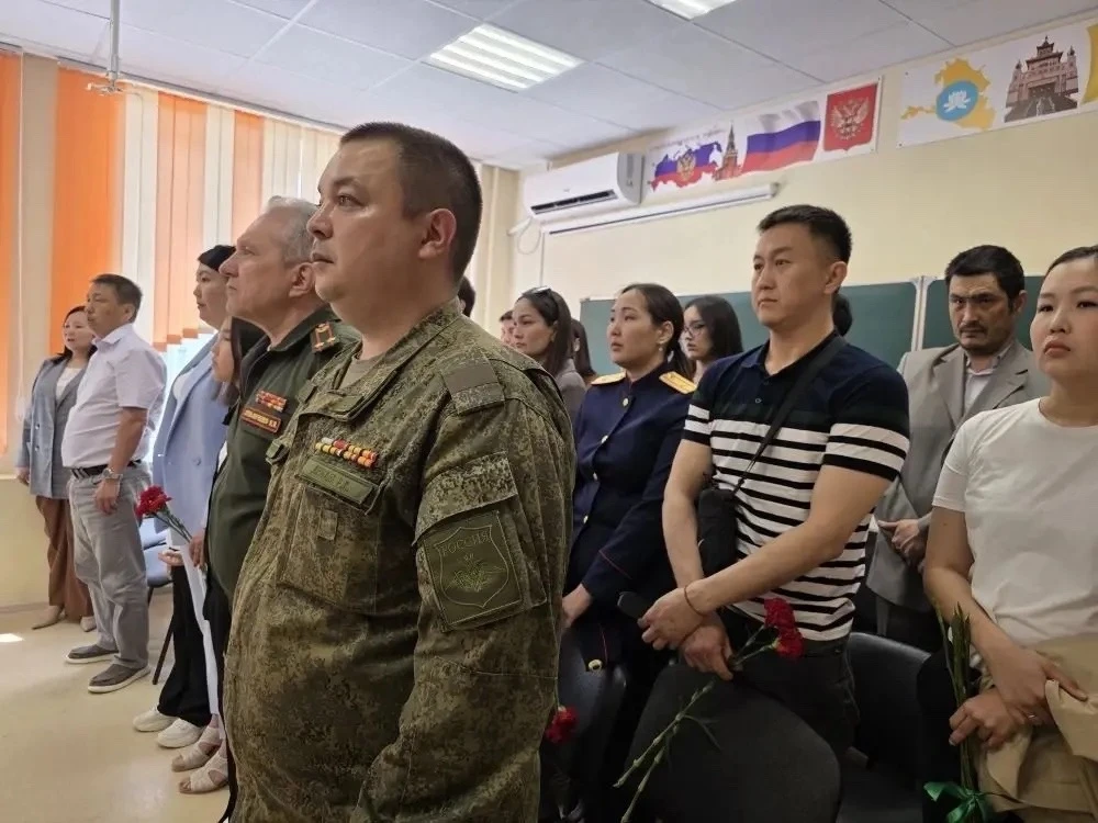 Парту Героя в память о гвардии сержанте Абуше Владимировиче Картаеве открыли сегодня в элистинской 8