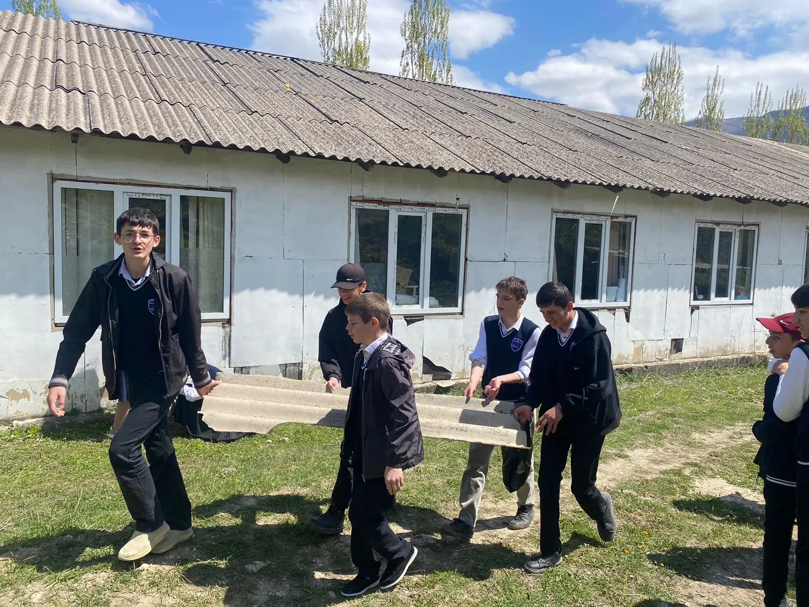 В школе был организован субботник, ребята убрали весь мусор со двора, сделали территори...