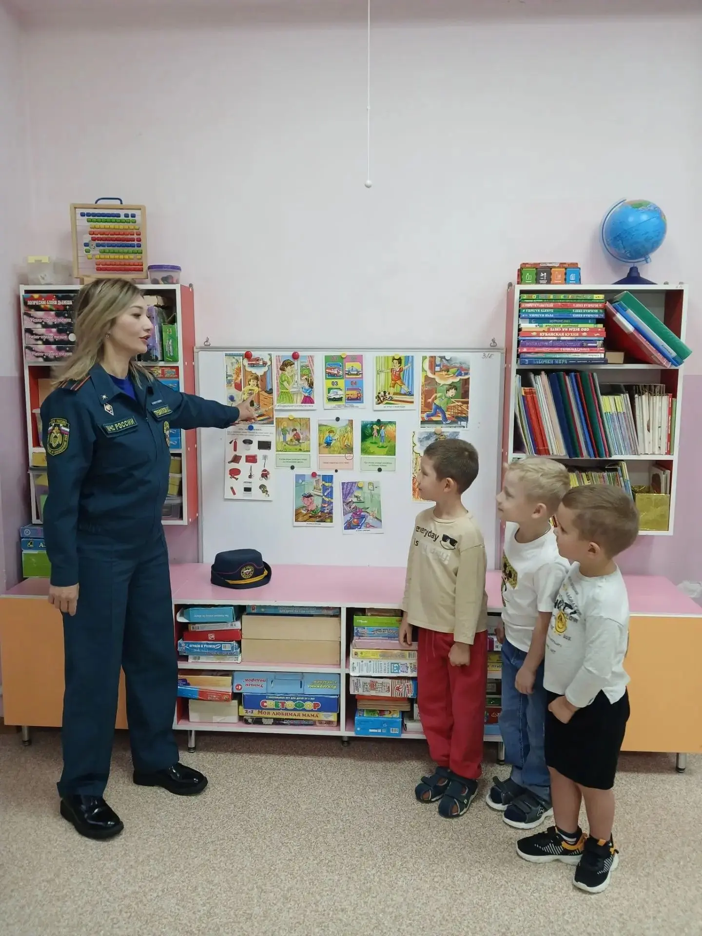 В старшей группе № 4 прошла беседа с представителем МЧС России Трефиловой Индирой Галим...