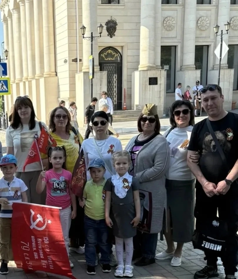 В честь празднования Дня Победы сотрудники нашего детского сада, совместно с родителями приняли учас