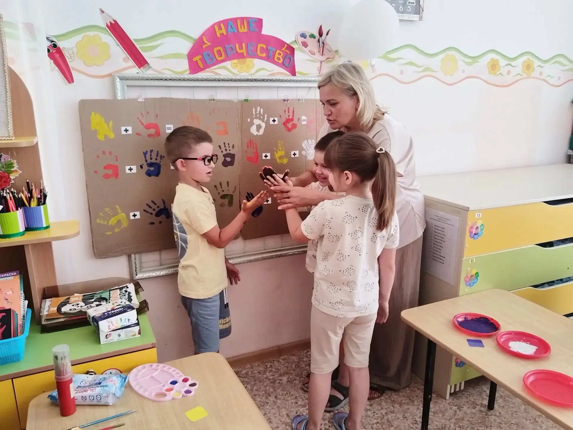 "Волшебные краски и дружные ладошки!" Смешивание цветов у детей всегда вызывает неподде...