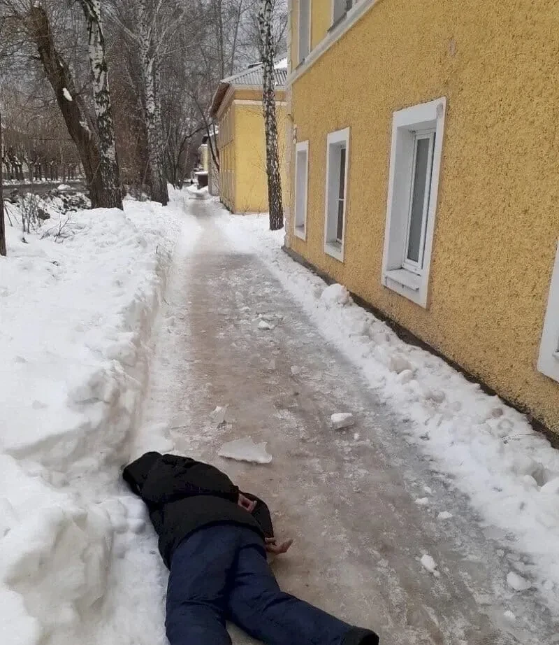 Упал человек…

Вчера вечером шла домой. Поздно. Плеер в ушах. Смотрю на дороге - на тротуаре, в смыс