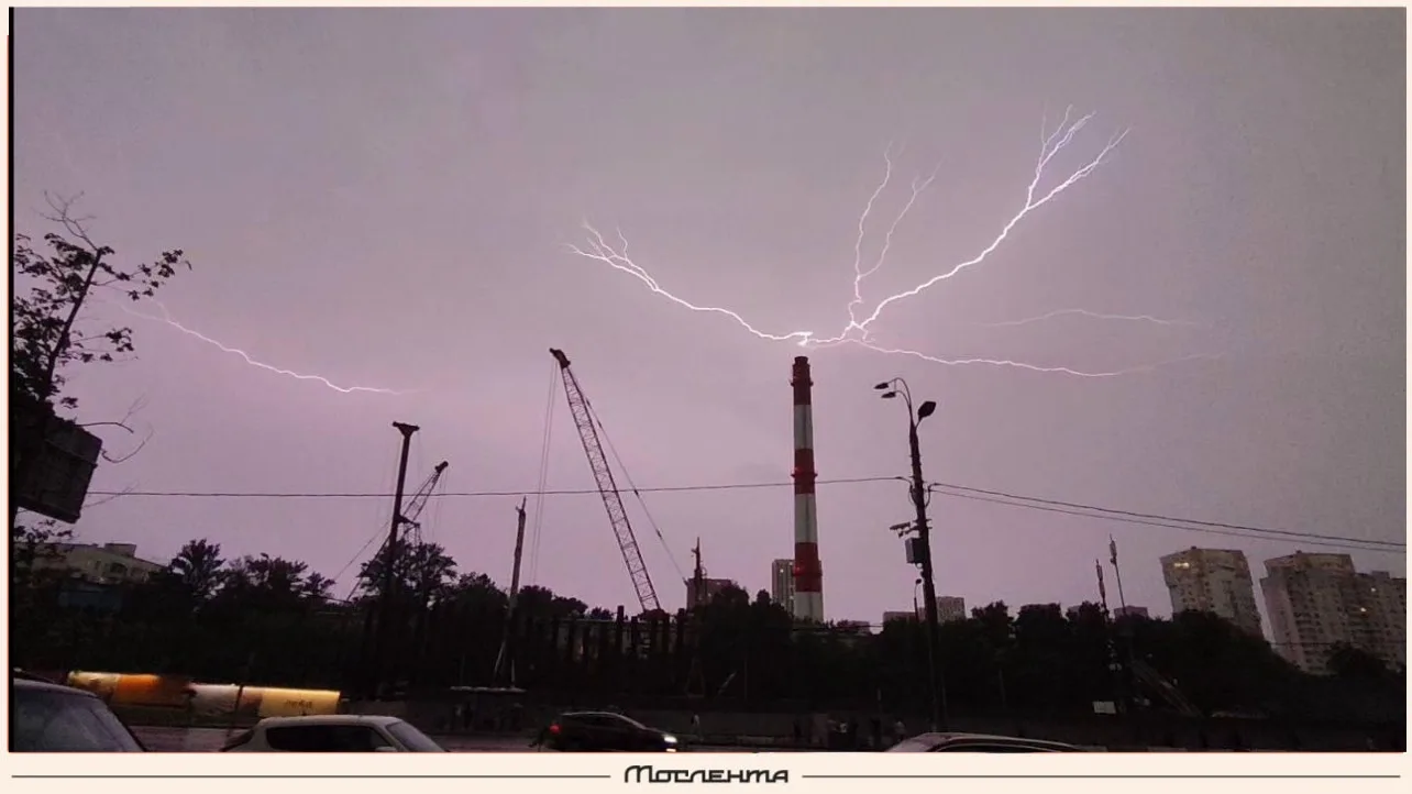 ⚡️ Гроза подходит к Москве 

Прямо сейчас она сверкает на востоке и западе области: в Кунцево и Любе