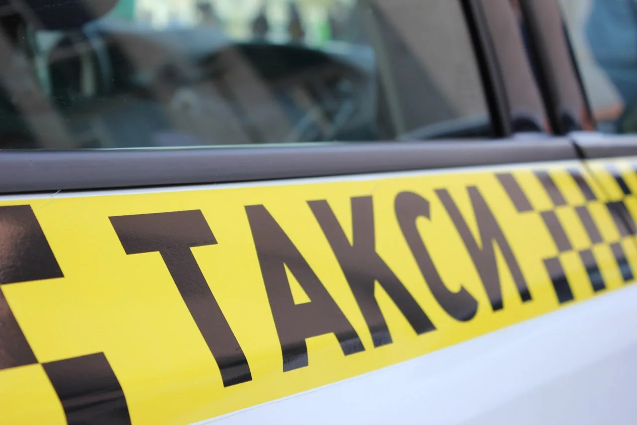 🚕 Тюменцы больше не хотят работать таксистами: спрос на лицензии рухнул