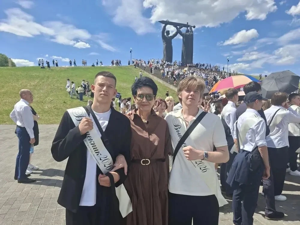🧑‍🎓26 мая в Магнитогорске прошёл традиционный парад выпускников у монумента «Тыл — фр...