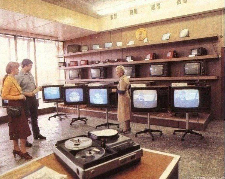 Отдел продажи телевизоpов. СССP, 1985 год.