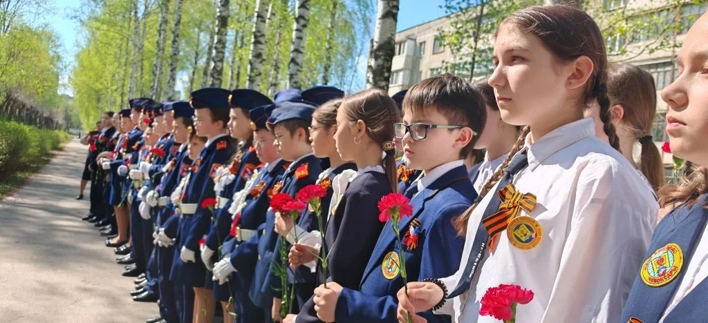 🇷🇺 В преддверии 9 Мая в нашей школе прошло торжественное возложение цветов к стеле «Боевой путь 324-