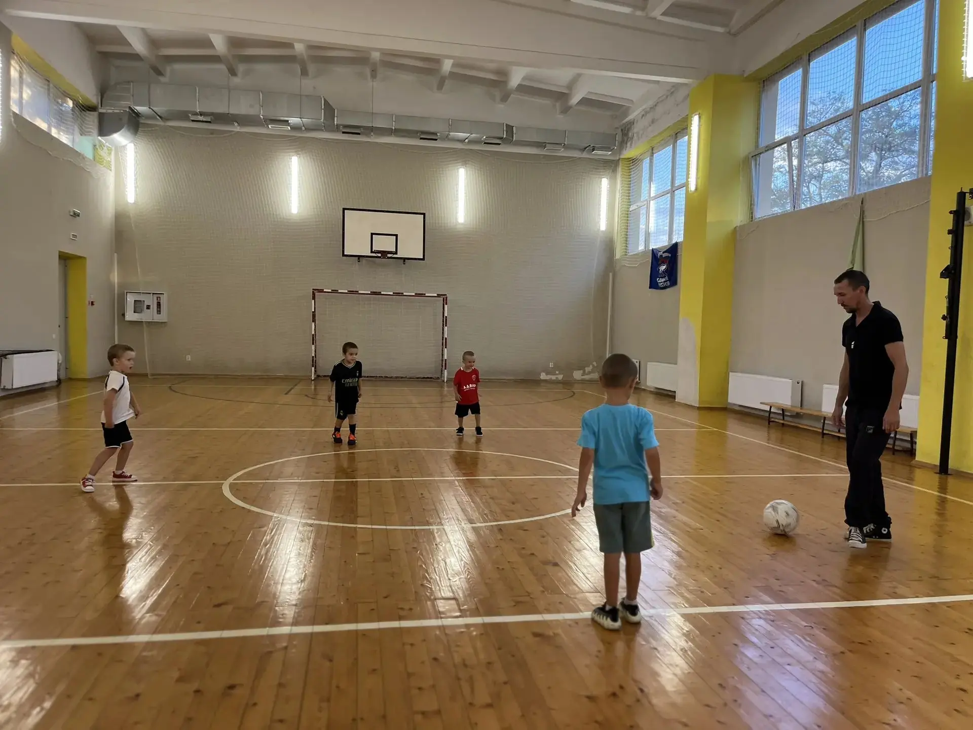 В стенах спортивного зала Майского Дома культуры 2 сентября  было шумно и весело: звонк...