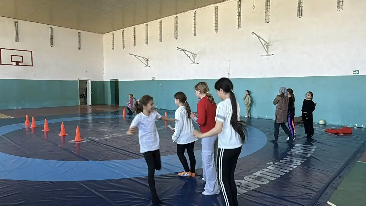 17 апреля среди девочек 1-5 классов была проведена спортивная эстафета «Мы за здоровый ...