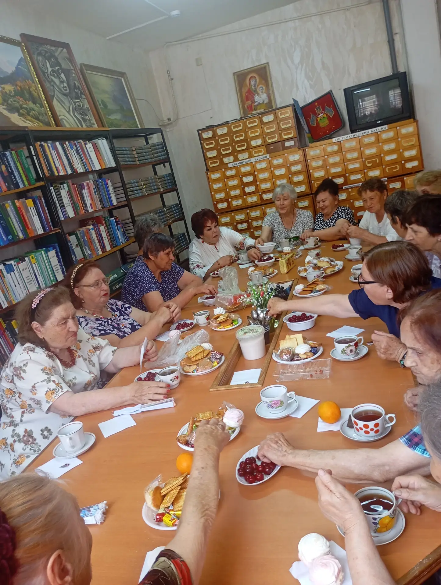 На тематической площадке «Посиделки у дома» состоялся час отдыха «Летняя встреча». Библиотекарь подг
