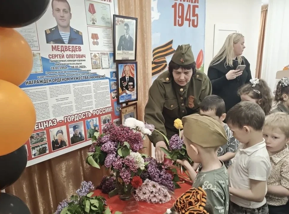 Возложение цветов к памятной доске Медведеву Сергею Олеговичу, героически погибшему при...