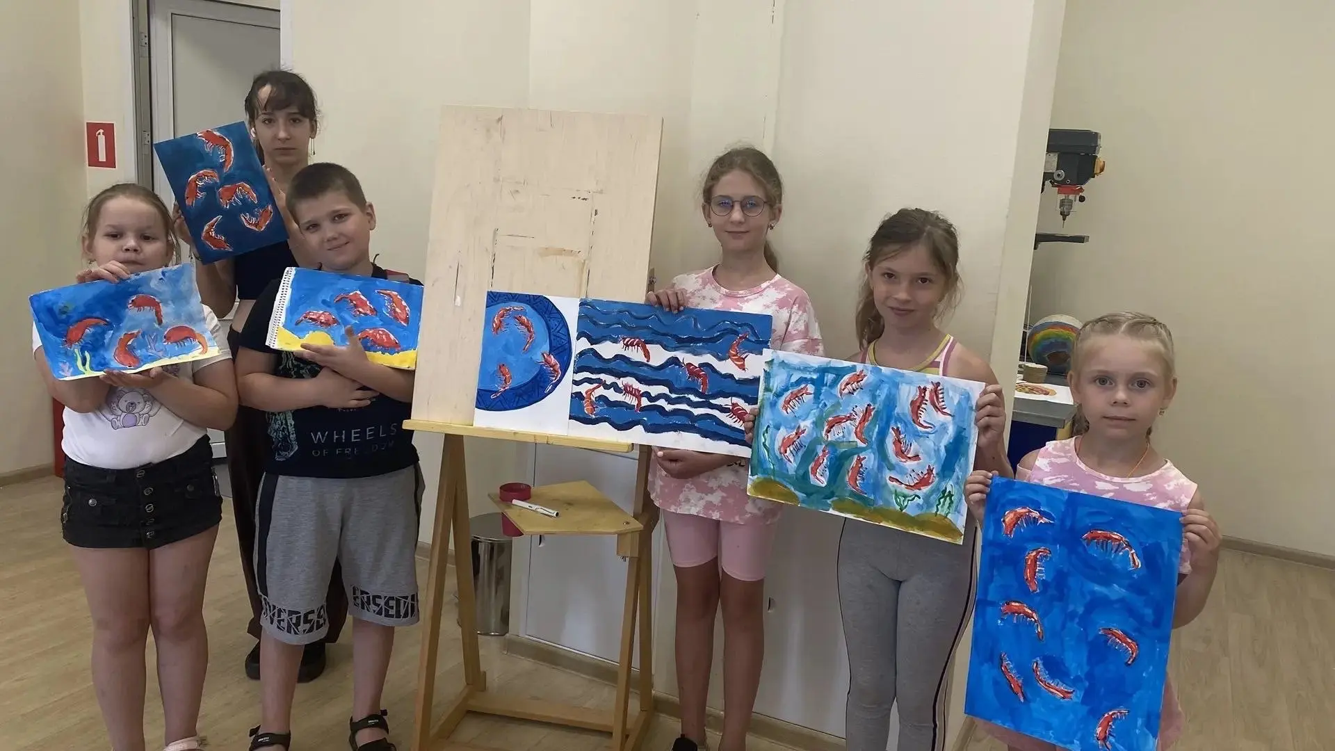#Изосфера: рисуем креветку отпечатком ладони

В объединении #Изосфера прошло занятие по нетрадиционн