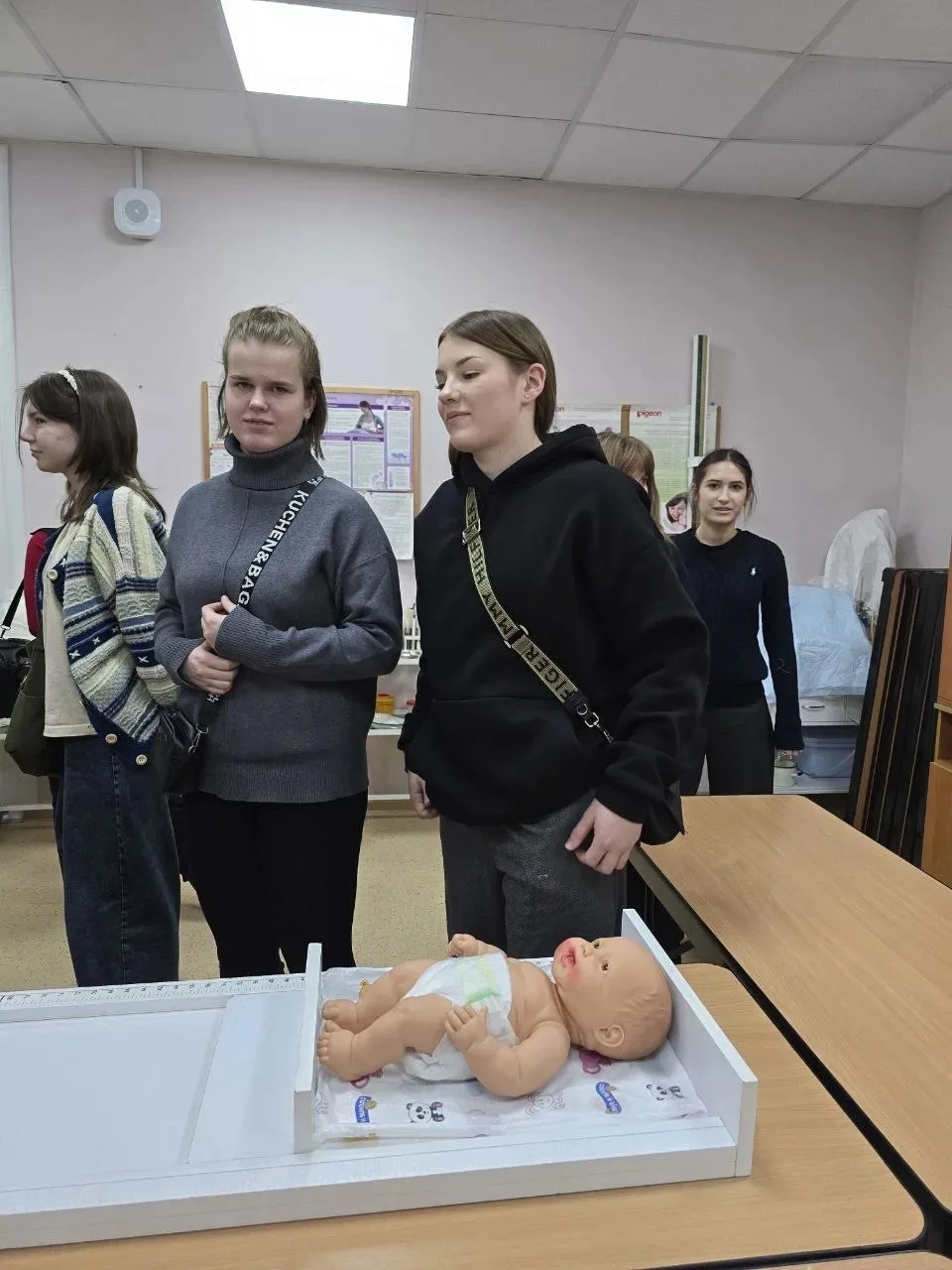 «Первые шаги в медицину: день в Акушерском колледже»  11 февраля ученицы 9Г класса сделали важный ша