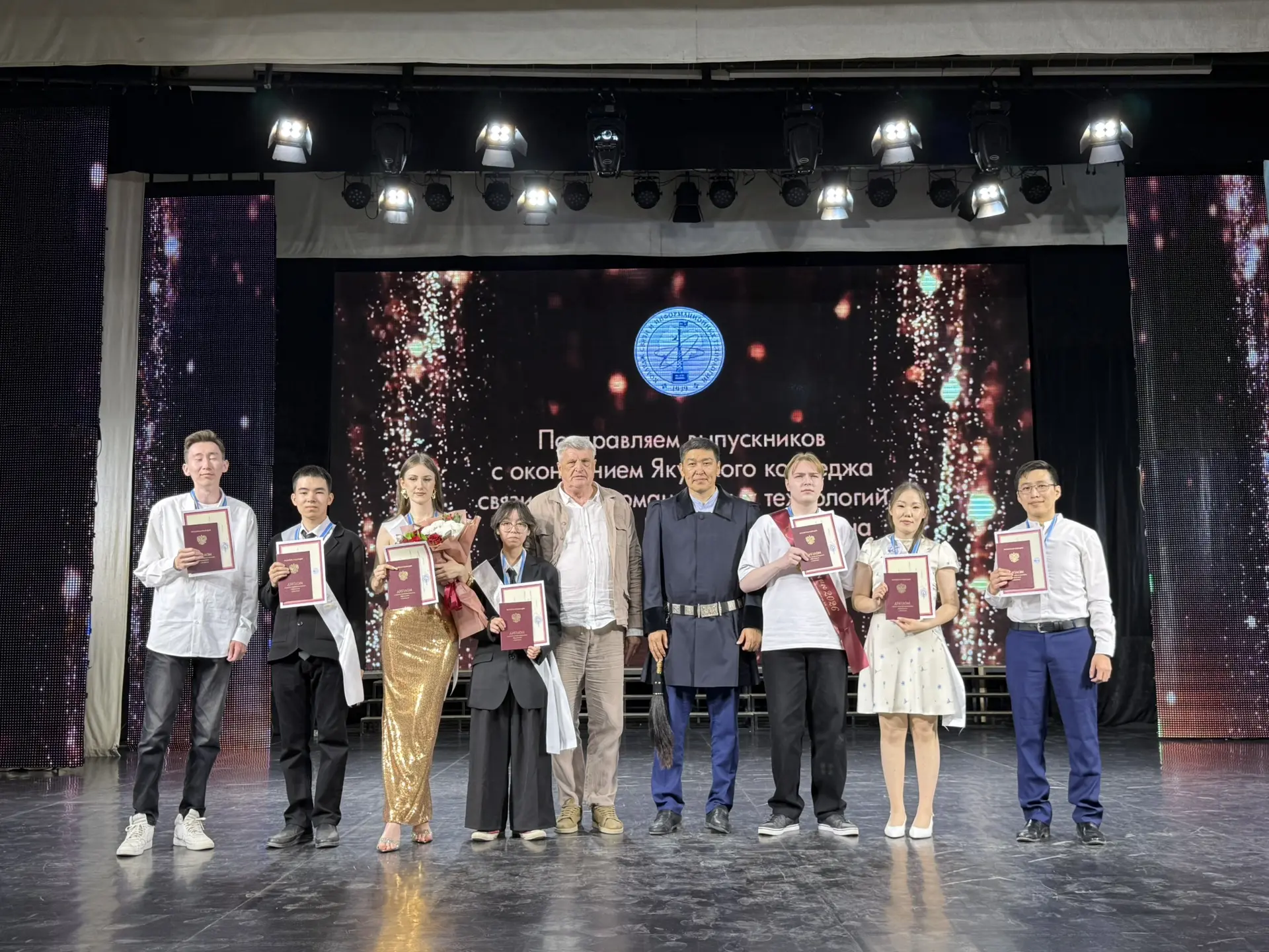 Торжественная церемония вручения дипломов 2026 🎓🎉
⠀
Сегодня, 1 июля, в главном зале Дома дружбы на