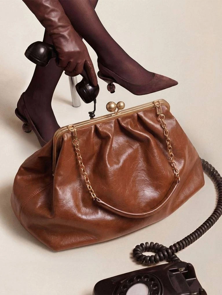 Культовый клатч Pasticcino от Weekend Max Mara с мягкими формами и характерной застежко...