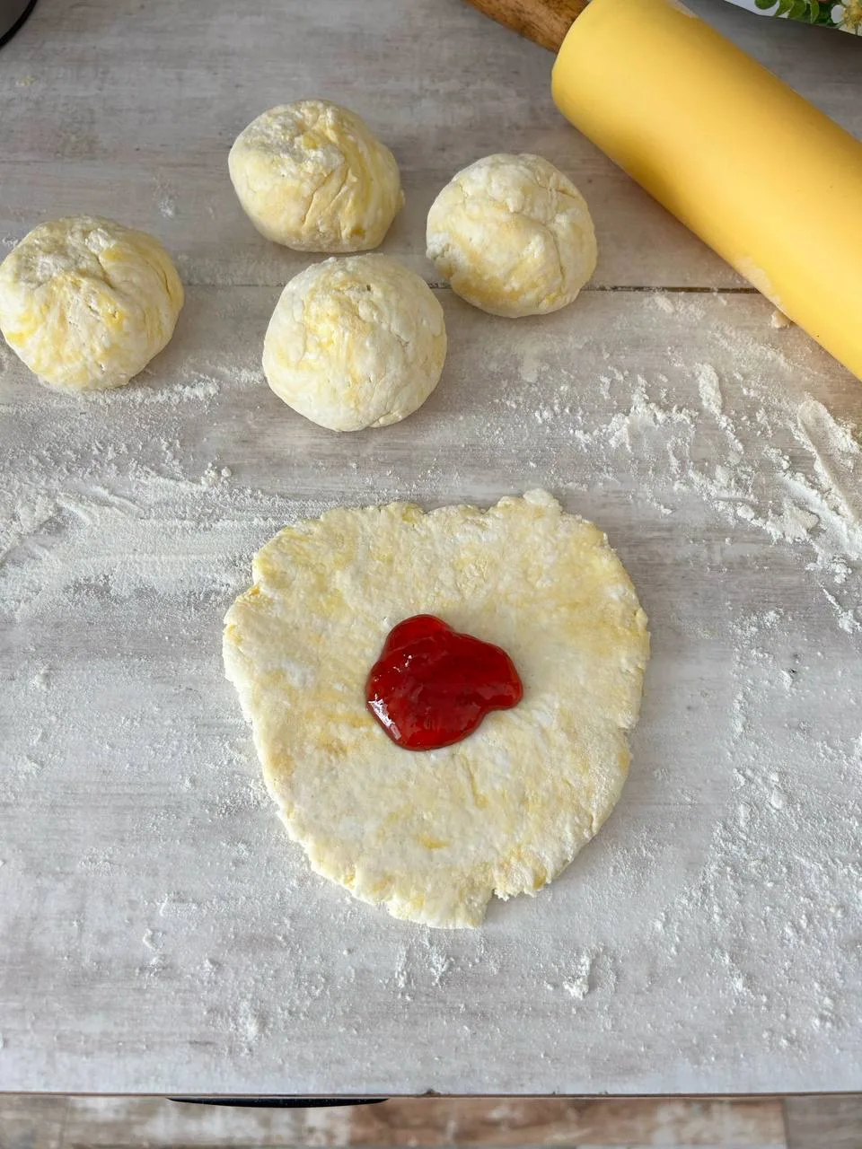 Доброе утро, мои хорошие ❤️  Пирожки из творожного теста с клубничным джемом  Выход ~ 410 гр (5 шт) 