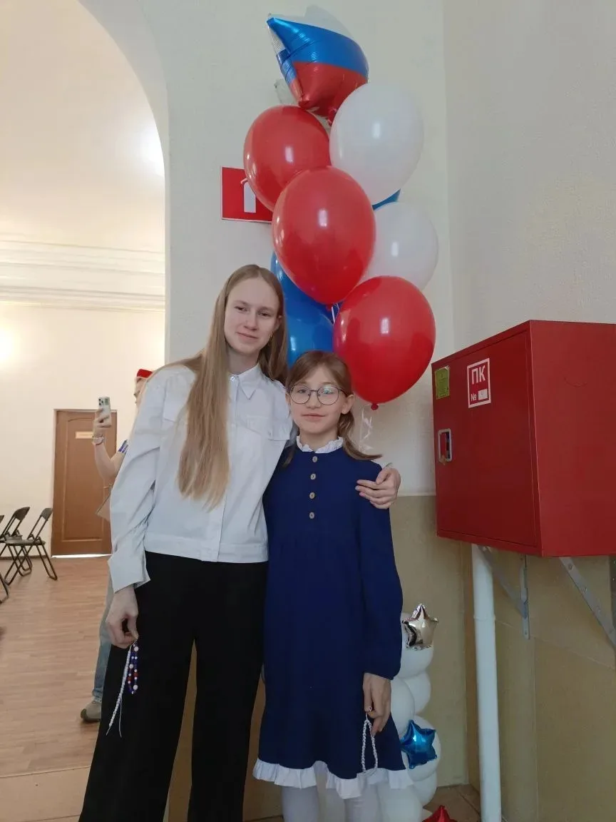 Ученицы нашей школы Екатерина Скиданова из 7 "В" класса и Алисия Дмитриева из 3 "Г" класса приняли у