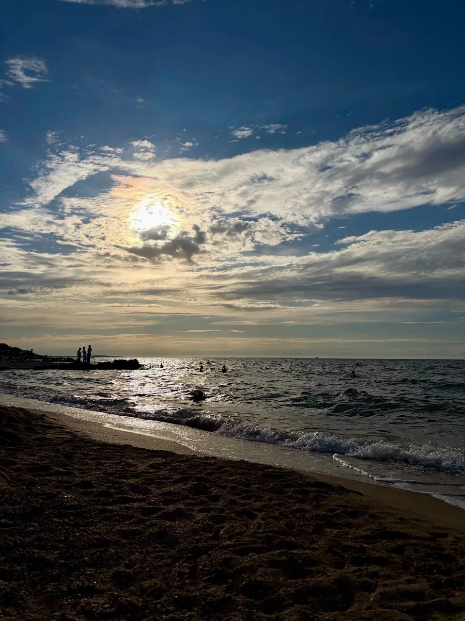 ☀️ Провожаем пятницу закатом на Азовском море. Фото наше, газетное.