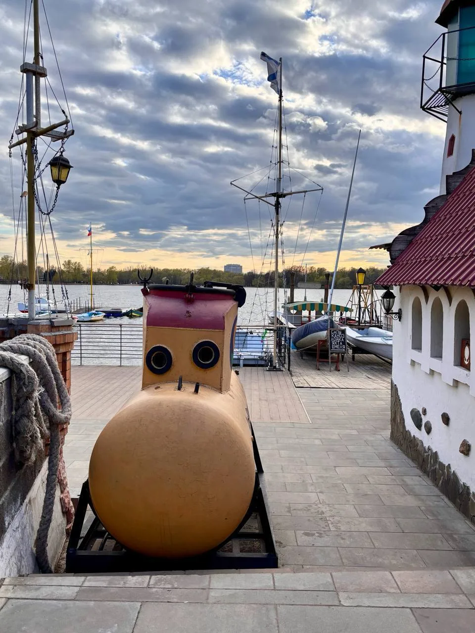 #гуляемпоМоскве  ⛵ Яхт-клуб на Белом озере — живописное место для отдыха и активного досуга  Здесь м