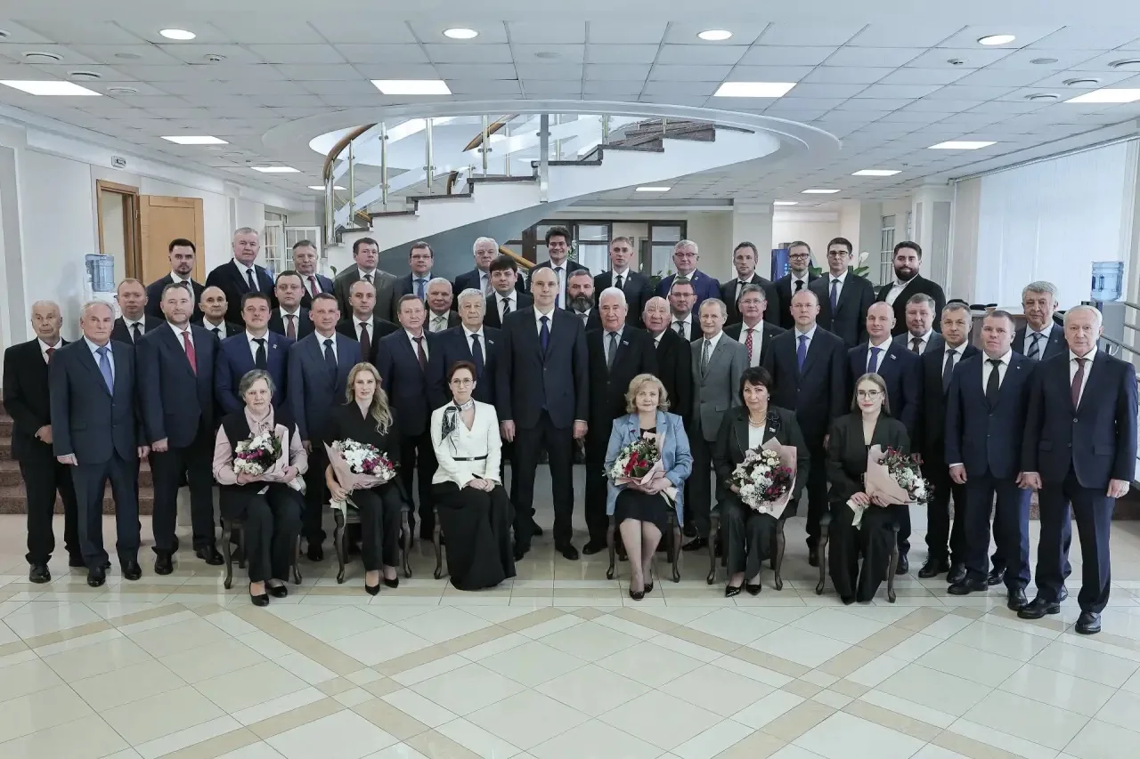 Избирательная комиссия Свердловской области сегодня вручила вновь избранным депутатам З...