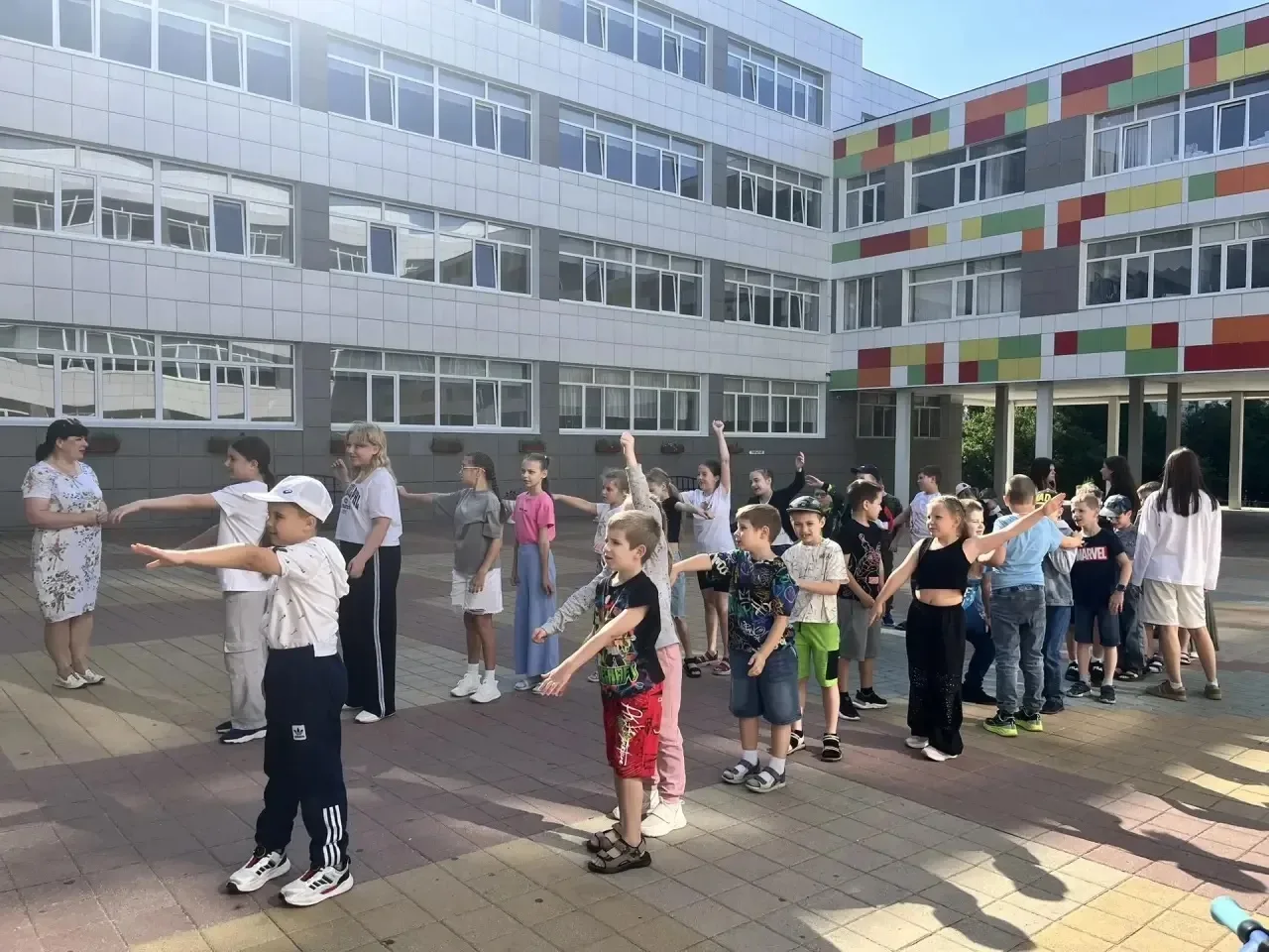 ☀️ Яркий день в лагере «Дружба»: игры во дворе и поход в кино! ☀️

В летнем школьном лагере «Дружба»