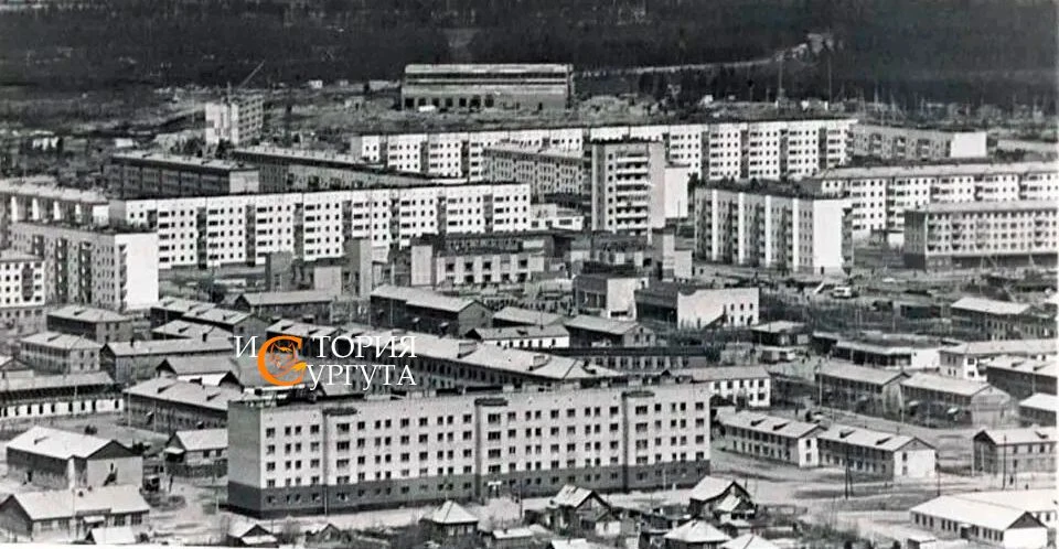 Микрорайон Строитель. Угадываются здания ДК и торгового центра "Строителей". Улица 50 л...