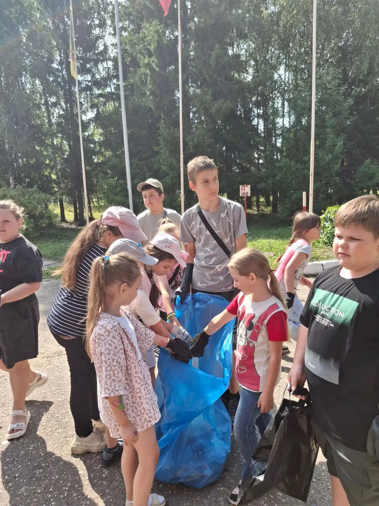 14 день смены -,,ОРЛЁНОК-ЭКОЛОГ".
После завтрака была проведена экологическая акция ,,Чистая террито