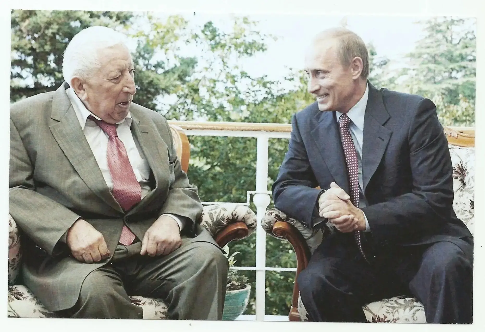 В. В. Путин и Р. Гамзатов беседуют в резиденции Бочаров Ручей, г. Сочи, 8 сентября 2003.