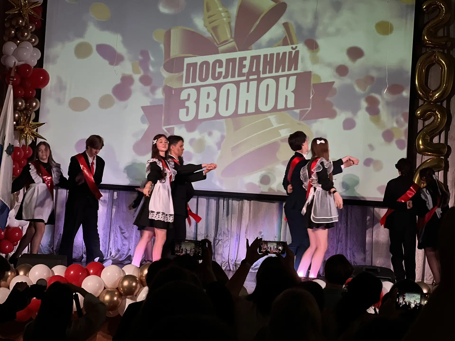 Взрослая жизнь на пороге: последний звонок для 9 и 11 классов 🎓🔔  Сегодня в нашей школе особенно зво
