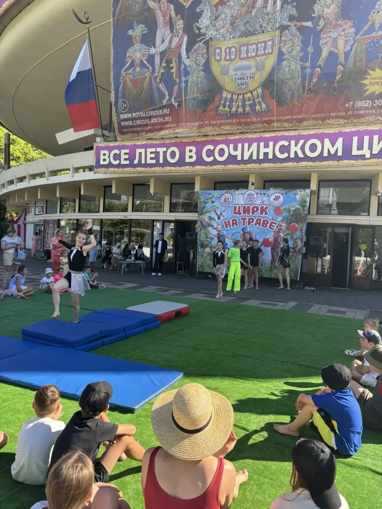 Когда нужна лишь точка опоры. Серия цирковых мастер-классов на траве снова в Сочи! 🌊

«Цирк на трав