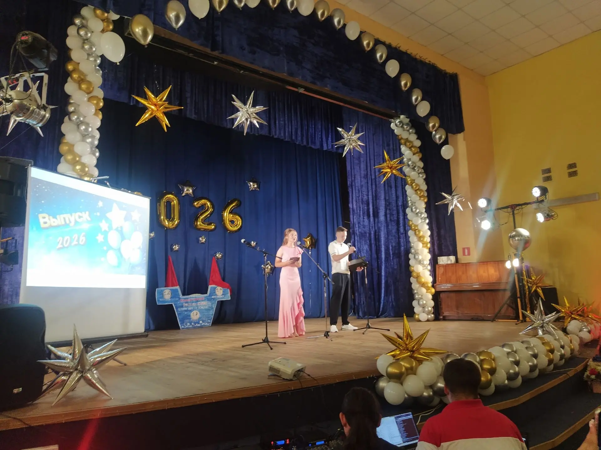 🎉Первый шаг во взрослую жизнь

🎈Волнительная атмосфера, переполненный зал, сотни устремлённых на с