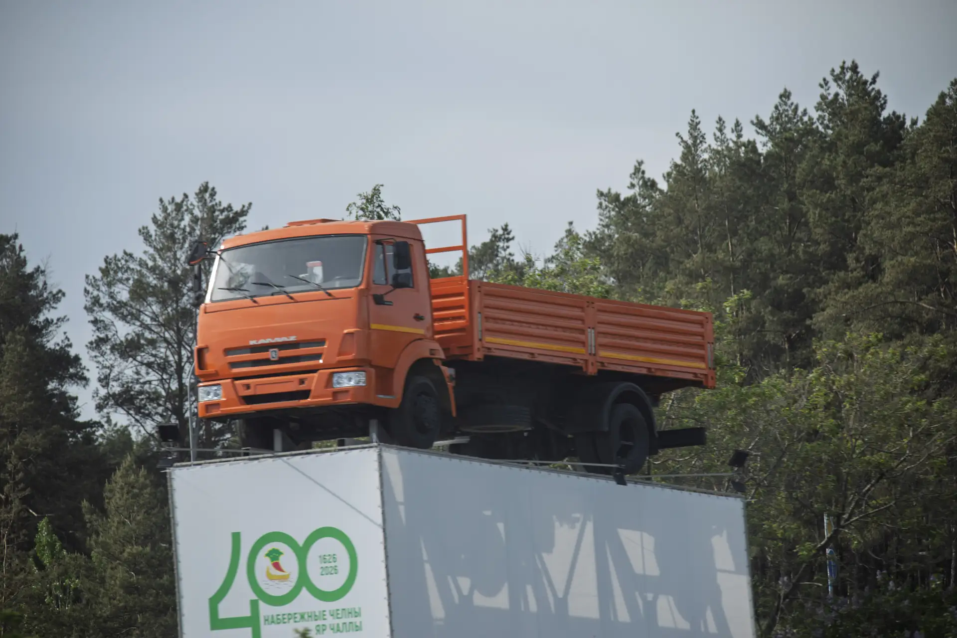 🚚Всех, кто направляется по Казанскому проспекту в сторону столицы республики, провожает среднетонна